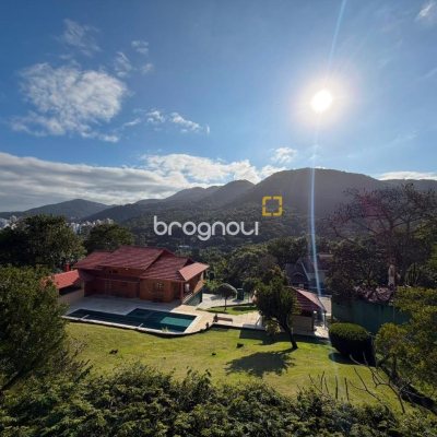 Casa de Condomínio com 360m², 2 quartos (sendo 2 suítes), 3 garagens, no bairro Itacorubi em Florianópolis