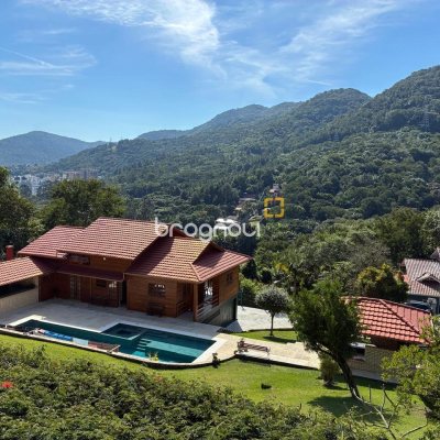 Casa de Condomínio com 360m², 2 quartos (sendo 2 suítes), 3 garagens, no bairro Itacorubi em Florianópolis