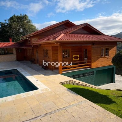Casa de Condomínio com 360m², 2 quartos (sendo 2 suítes), 3 garagens, no bairro Itacorubi em Florianópolis