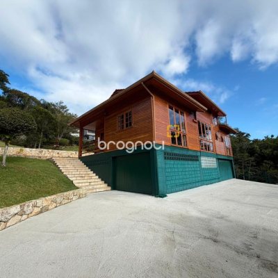 Casa de Condomínio com 360m², 2 quartos (sendo 2 suítes), 3 garagens, no bairro Itacorubi em Florianópolis