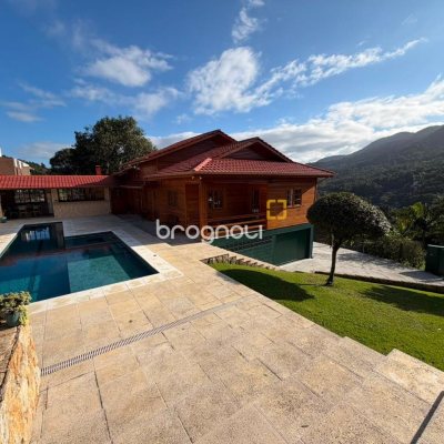 Casa de Condomínio com 360m², 2 quartos (sendo 2 suítes), 3 garagens, no bairro Itacorubi em Florianópolis