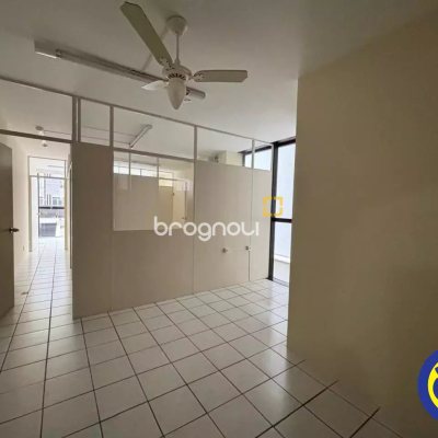 Sala com 70m², no bairro Centro em Florianópolis