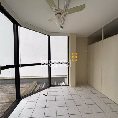 Sala com 70m², no bairro Centro em Florianópolis