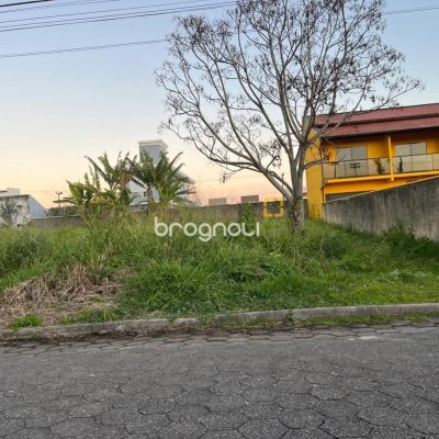Terreno com 720m², no bairro Carianos em Florianópolis