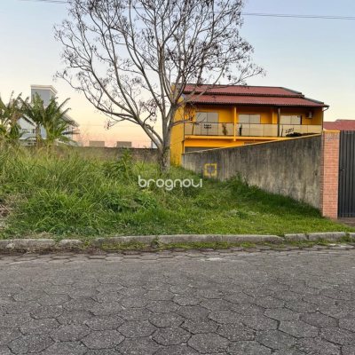 Terreno com 720m², no bairro Carianos em Florianópolis