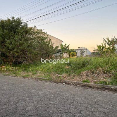 Terreno com 720m², no bairro Carianos em Florianópolis