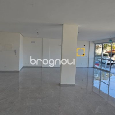 Loja com 86m², 2 garagens, no bairro Estreito em Florianópolis
