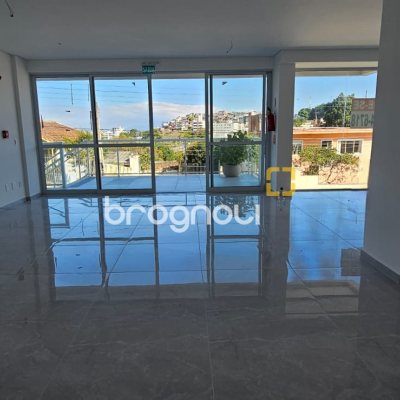 Loja com 86m², 2 garagens, no bairro Estreito em Florianópolis