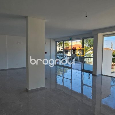Loja com 86m², 2 garagens, no bairro Estreito em Florianópolis
