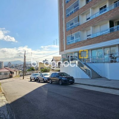 Loja com 86m², 2 garagens, no bairro Estreito em Florianópolis