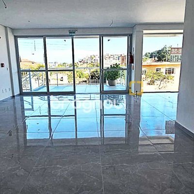 Loja com 86m², 2 garagens, no bairro Estreito em Florianópolis