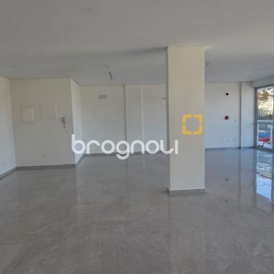 Loja com 86m², 2 garagens, no bairro Estreito em Florianópolis