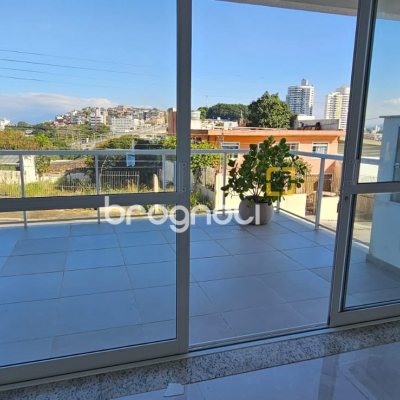 Loja com 86m², 2 garagens, no bairro Estreito em Florianópolis