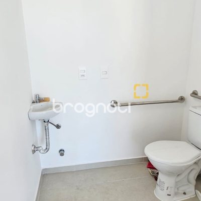 Loja com 86m², 2 garagens, no bairro Estreito em Florianópolis