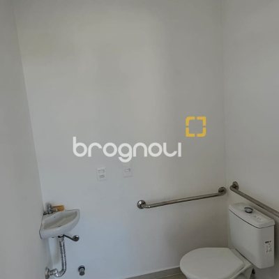 Loja com 86m², 2 garagens, no bairro Estreito em Florianópolis