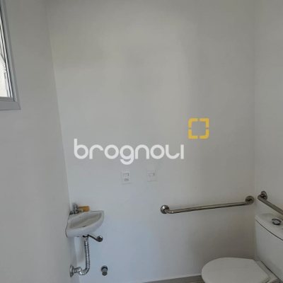 Loja com 86m², 2 garagens, no bairro Estreito em Florianópolis