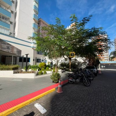 Apartamento com 151m², 3 quartos (sendo 2 suítes), 2 garagens, no bairro Centro em Florianópolis