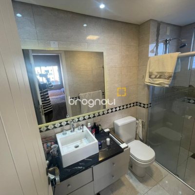 Apartamento com 151m², 3 quartos (sendo 2 suítes), 2 garagens, no bairro Centro em Florianópolis