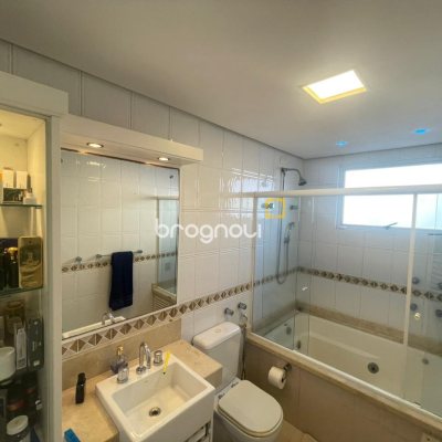 Apartamento com 151m², 3 quartos (sendo 2 suítes), 2 garagens, no bairro Centro em Florianópolis