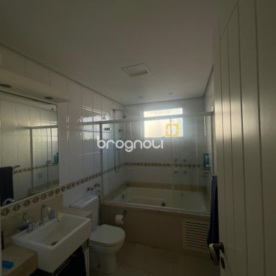 Apartamento com 151m², 3 quartos (sendo 2 suítes), 2 garagens, no bairro Centro em Florianópolis