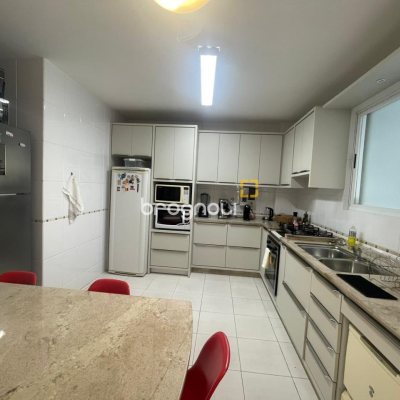 Apartamento com 151m², 3 quartos (sendo 2 suítes), 2 garagens, no bairro Centro em Florianópolis
