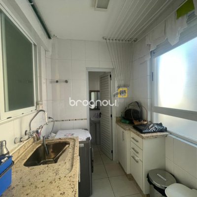 Apartamento com 151m², 3 quartos (sendo 2 suítes), 2 garagens, no bairro Centro em Florianópolis