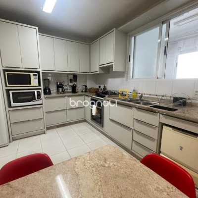 Apartamento com 151m², 3 quartos (sendo 2 suítes), 2 garagens, no bairro Centro em Florianópolis