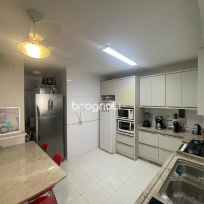 Apartamento com 151m², 3 quartos (sendo 2 suítes), 2 garagens, no bairro Centro em Florianópolis