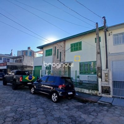 Casa com 290m², 6 quartos (sendo 1 suíte), 2 garagens, no bairro Campinas em São José