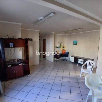 Casa com 290m², 6 quartos (sendo 1 suíte), 2 garagens, no bairro Campinas em São José