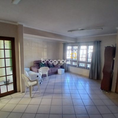 Casa com 290m², 6 quartos (sendo 1 suíte), 2 garagens, no bairro Campinas em São José