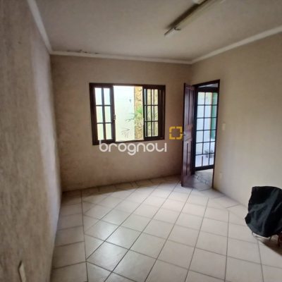 Casa com 290m², 6 quartos (sendo 1 suíte), 2 garagens, no bairro Campinas em São José