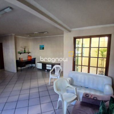 Casa com 290m², 6 quartos (sendo 1 suíte), 2 garagens, no bairro Campinas em São José