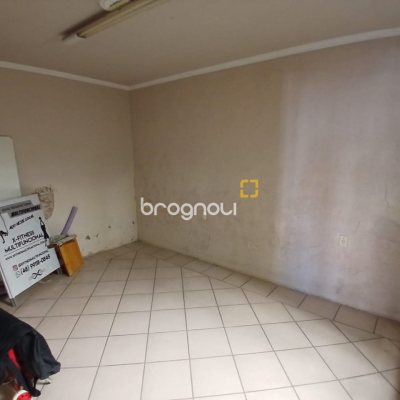Casa com 290m², 6 quartos (sendo 1 suíte), 2 garagens, no bairro Campinas em São José