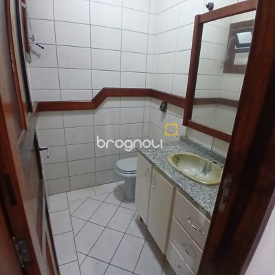 Casa com 290m², 6 quartos (sendo 1 suíte), 2 garagens, no bairro Campinas em São José