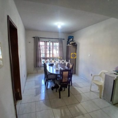 Casa com 290m², 6 quartos (sendo 1 suíte), 2 garagens, no bairro Campinas em São José