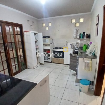Casa com 290m², 6 quartos (sendo 1 suíte), 2 garagens, no bairro Campinas em São José
