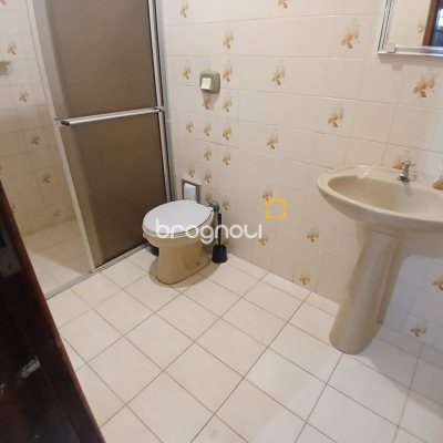 Casa com 290m², 6 quartos (sendo 1 suíte), 2 garagens, no bairro Campinas em São José