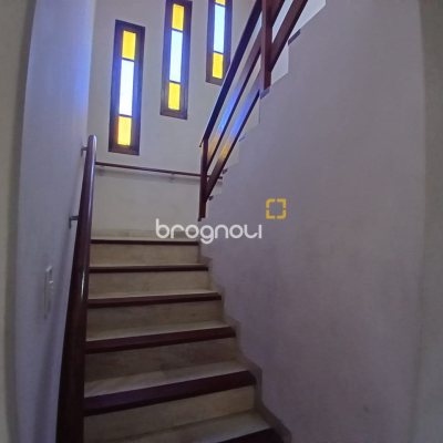Casa com 290m², 6 quartos (sendo 1 suíte), 2 garagens, no bairro Campinas em São José
