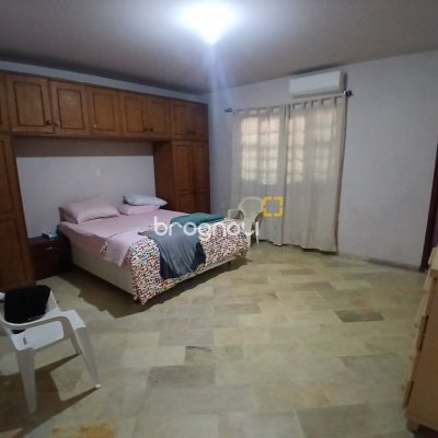 Casa com 290m², 6 quartos (sendo 1 suíte), 2 garagens, no bairro Campinas em São José