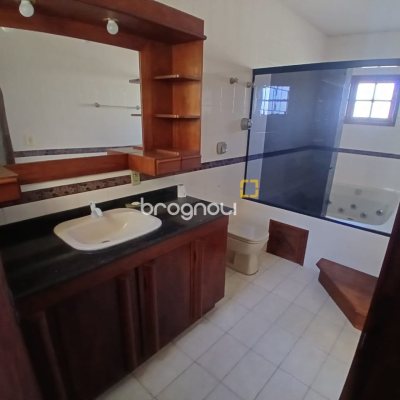 Casa com 290m², 6 quartos (sendo 1 suíte), 2 garagens, no bairro Campinas em São José
