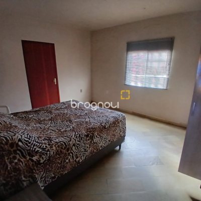Casa com 290m², 6 quartos (sendo 1 suíte), 2 garagens, no bairro Campinas em São José