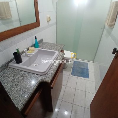 Casa com 290m², 6 quartos (sendo 1 suíte), 2 garagens, no bairro Campinas em São José
