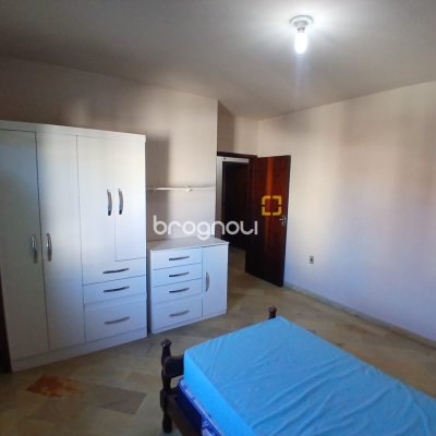 Casa com 290m², 6 quartos (sendo 1 suíte), 2 garagens, no bairro Campinas em São José