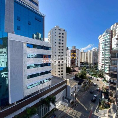 Apartamento com 52m², 1 quarto (sendo 1 suíte), 1 garagem, no bairro Centro em Florianópolis