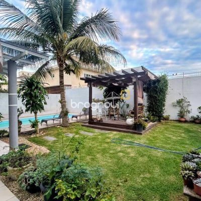 Casa com 307m², 4 quartos (sendo 2 suítes), 3 garagens, no bairro Ingleses do Rio Vermelho em Florianópolis