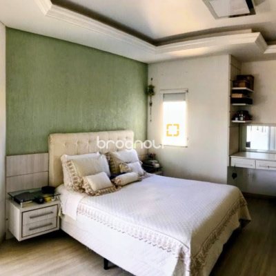 Casa com 307m², 4 quartos (sendo 2 suítes), 3 garagens, no bairro Ingleses do Rio Vermelho em Florianópolis