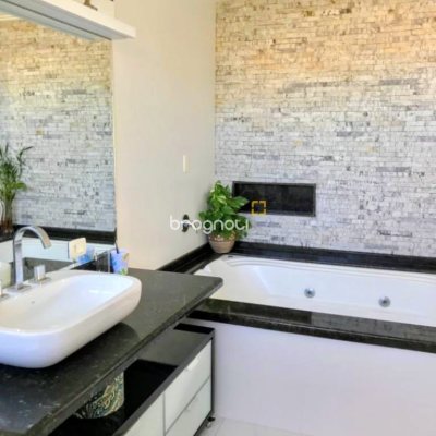 Casa com 307m², 4 quartos (sendo 2 suítes), 3 garagens, no bairro Ingleses do Rio Vermelho em Florianópolis