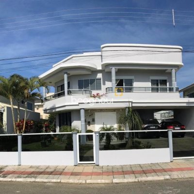 Casa com 307m², 4 quartos (sendo 2 suítes), 3 garagens, no bairro Ingleses do Rio Vermelho em Florianópolis