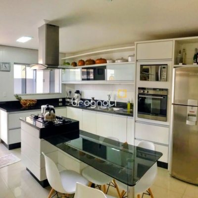 Casa com 307m², 4 quartos (sendo 2 suítes), 3 garagens, no bairro Ingleses do Rio Vermelho em Florianópolis